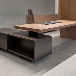 Tecno의 사무용 책상 Asymmetrical, 사이드 캐비닛 위로 뻗은 상판