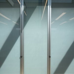 투명 조인트로 이어진 W80 복층유리 벽