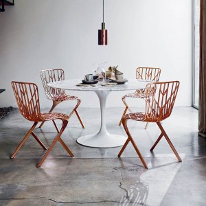 이사회실에 놓인 Knoll 사리넨(Saarinen) 타원형 회의 테이블, 대리석 상판