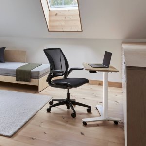 사무용 의자 World LM, Humanscale 제조, 3분할 메시 등받이