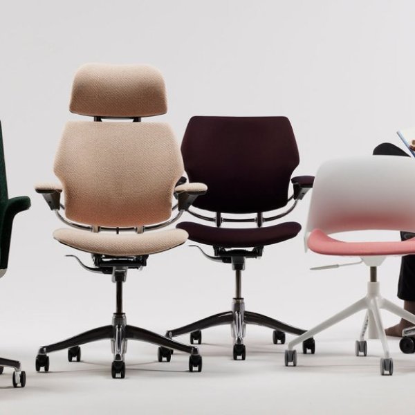 사무실의 Humanscale 인체공학 워크스테이션